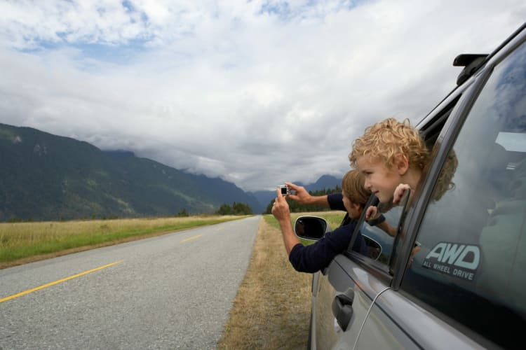 Reiseauto SUV Straßenseite Passagier Stationär Transport Landstraße Tal British Columbia Fenster Offen Erinnerungen Sport Utility Vehicle 6-7 Jahre Vater Kamera - Fotoausrüstung Fotografie Lockiges Haar Wegblickend Straßenrand 