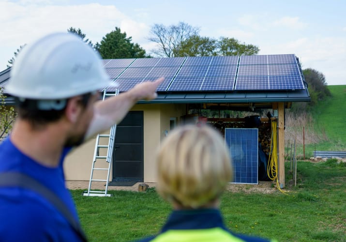 Hausdach mit Solarpanelen null