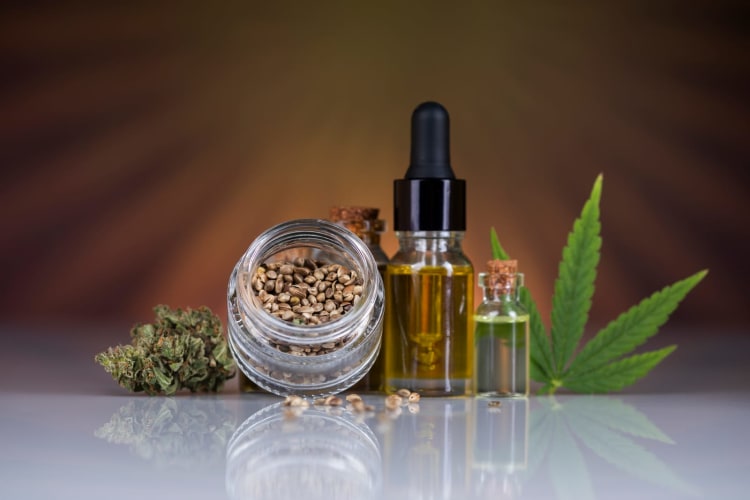  Flaschen mit CBD-Öl, Marihuana und Hanf null