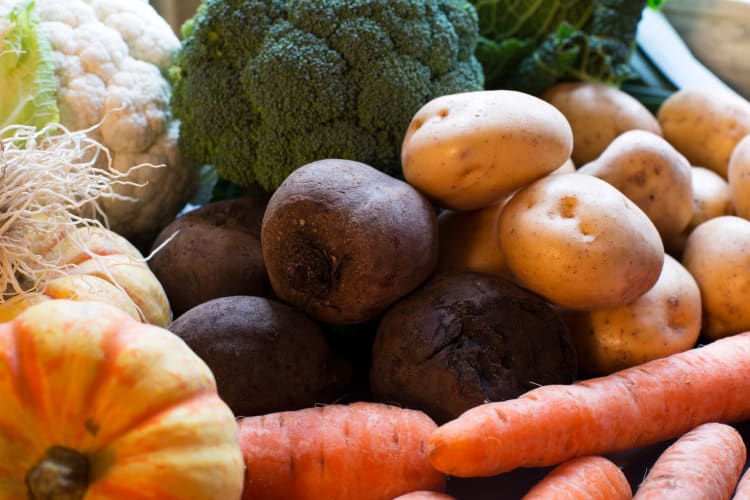 Wintergemüse wie Rote Bete, Karotten und Kartoffeln. 