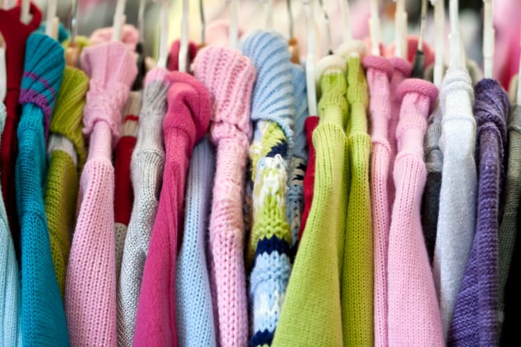 Strickwaren für Kinder auf Kleiderbügeln null