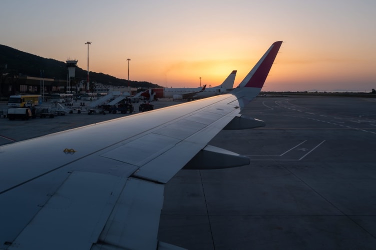 Blick aus dem Indoor-Flughaus und Blick auf den Flughafen und die Flugzeuge