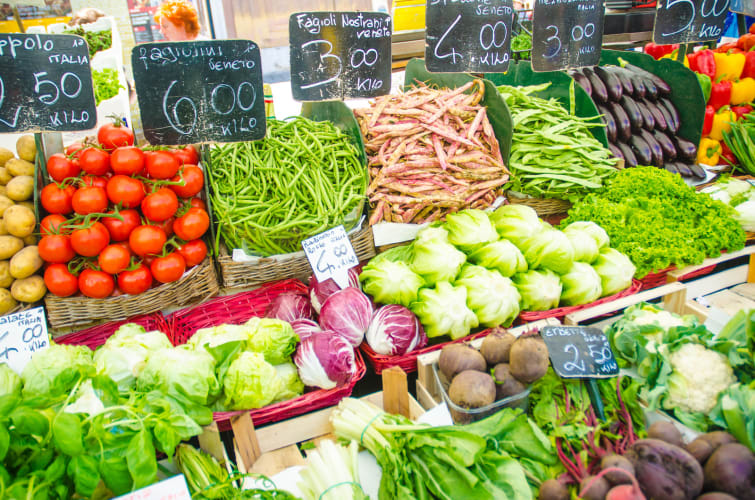 Obst und Gemüse am Marktstand