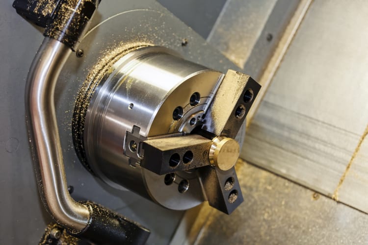 Eine CNC Maschine mit eingespanntem Werkstück.