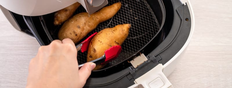 Zu Hause im Heißluftfritteuse zubereitete geröstete Süßkartoffel.