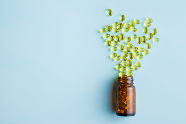 Omega-3-Gelkapseln. Algenölkapseln. Gesundes Omega-3 in Glasflasche. Ansicht von oben. null