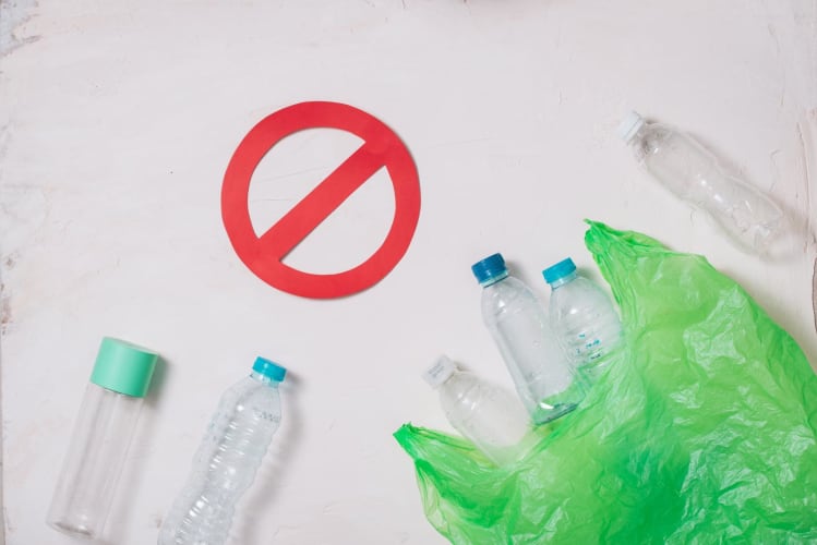 Kein Kunststoffrecyclingkonzept, Plastikflaschen stapeln sich zum Recycling auf weißem Hintergrund null