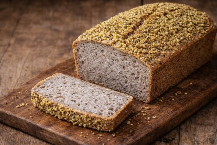 Frisch gebackenes Buchweizenbrot auf Holzbrett null