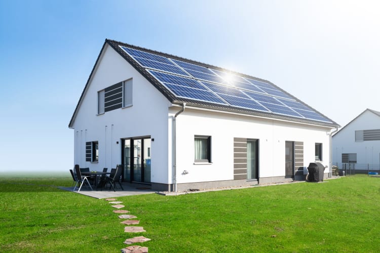 Neues Solardach fürs Haus. Nachhaltige Zukunftsinvestition. null