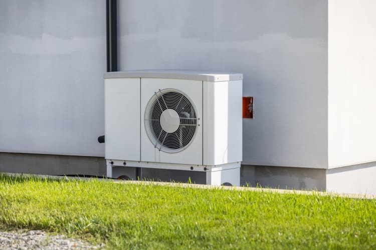 Wärmepumpe an einer Wand installiert null