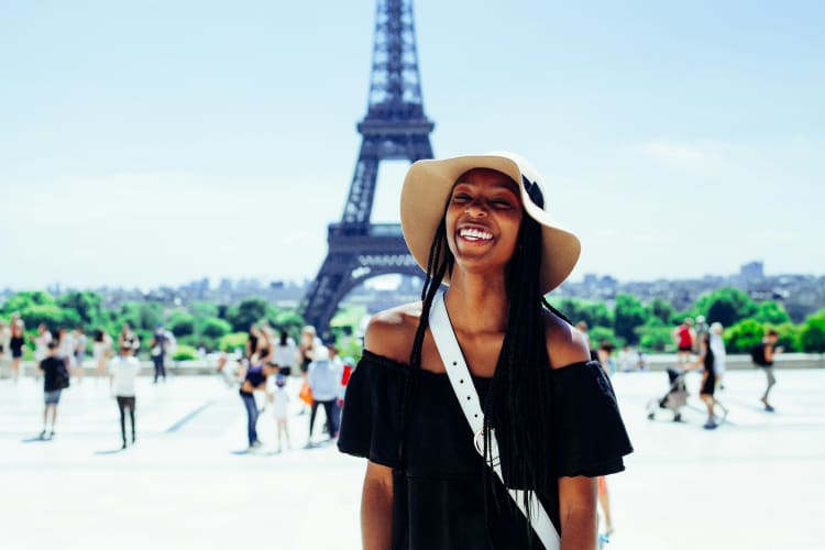 Frau in schwarzem Shirt vor dem Eifelturm in Paris Atikh Bana auf Unsplash