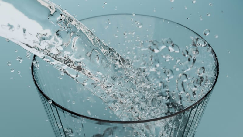 Ein Glas in das Wasser hinein geschüttet wird  null