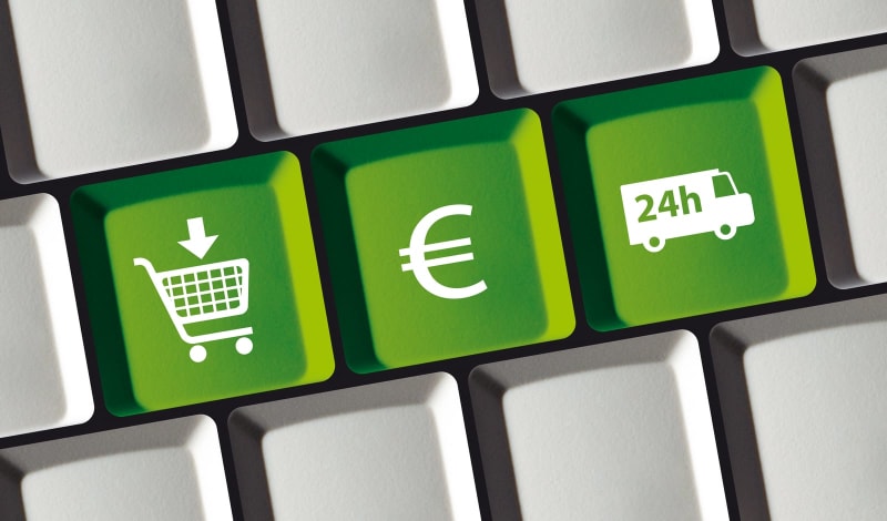 Online-Shop E-Commerce-Prinzip auf der Computertastatur kaufen, bezahlen, liefern null