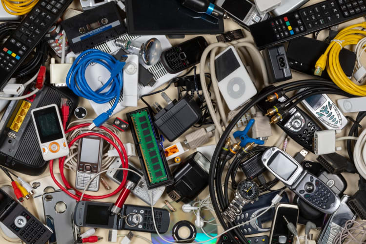 Veraltete Technik. Elektrogeräte, die keinen Nutzen mehr haben. Elektroschrott zum Recycling.