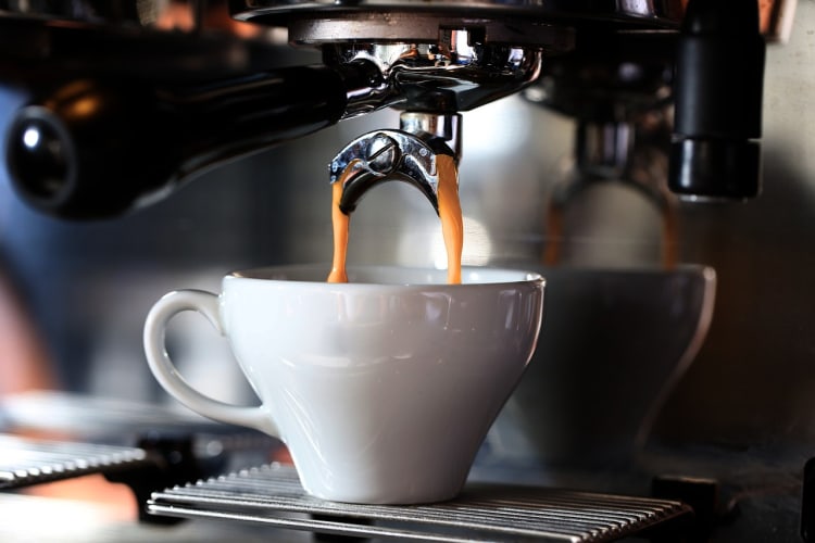 Espresso läuft aus der Espressomaschine in eine Tasse 13027327 auf Pixabay