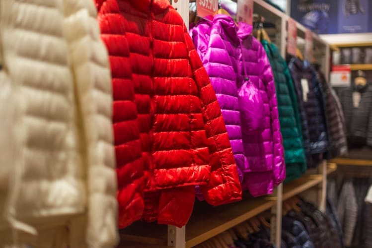 Winterjacken in einem Bekleidungsgeschäft ausgestellt, die eine Vielzahl von Farben für Käufer präsentieren. Pexels