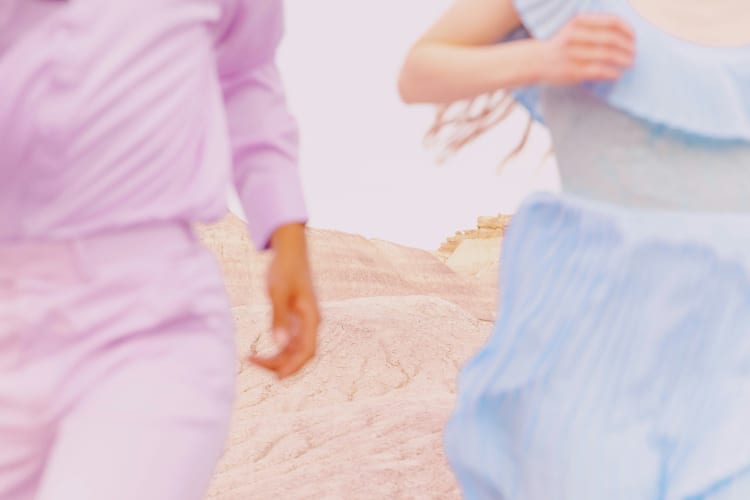 Zwei Menschen laufen nebeneinander  null