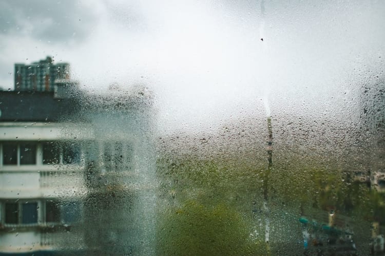 Blick auf die Gebäude von Shanghai durch ein taufeuchtes Fenster an einem bewölkten Tag. Pexels