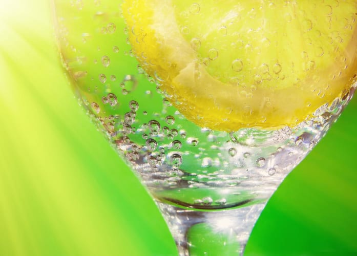 Ein Glas sprudelndes Mineralwasser mit Zitrone