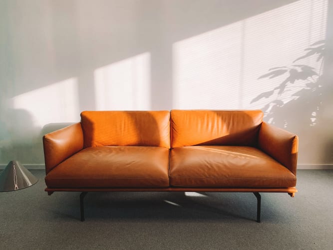 2 sitziges orangefarbenes Ledersofa Martin  Péchy/Pexels