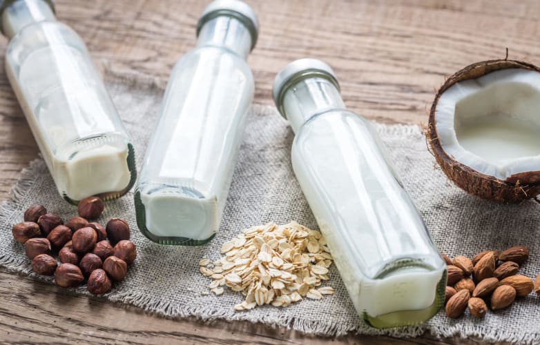 Verschiedene Arten von pflanzlicher Milch null