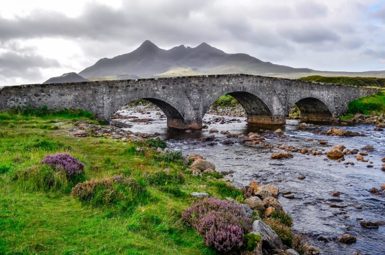 Brücke über den Sligachan mit den Cuillins Hills im Hintergrund, Schottland, Vereinigtes Königreich null