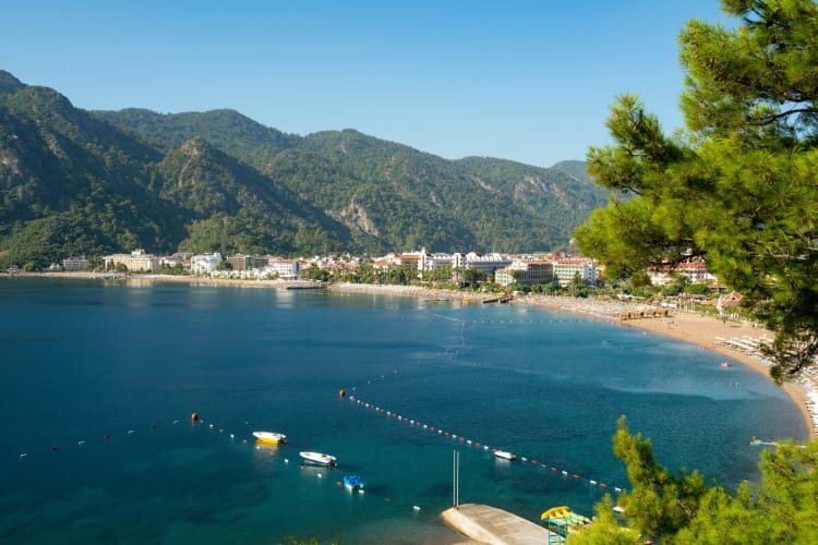 Aufnahme einer Küstenlinie mit Strand, Hotels und Yachten in der Türkei