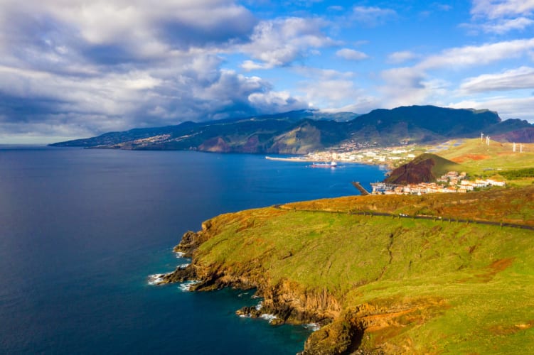 Faszinierende Luftaufnahme der Insel Gran Canaria in der Nähe des Strandes von Amadores mit kristallklarem Wasser und Bucht null