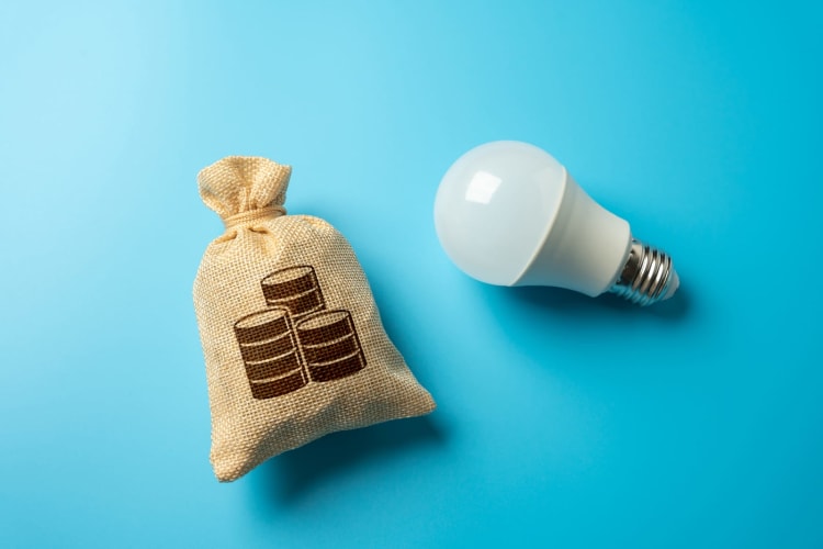 Sparen Sie Stromkosten. Geringer Energieverbrauch, hohe Produktivität. Energieeffizienz.