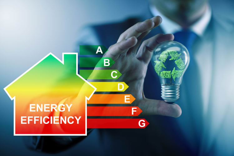 Geschäftsmann im Energieeffizienzkonzept null