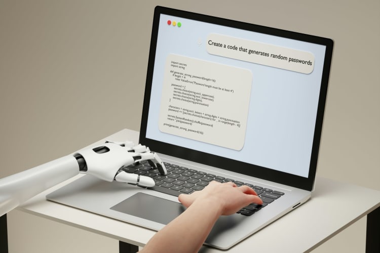 Roboterhand und menschliche Hand tippen gemeinsam auf einem Laptop © Insaanu Studio / Unsplash+