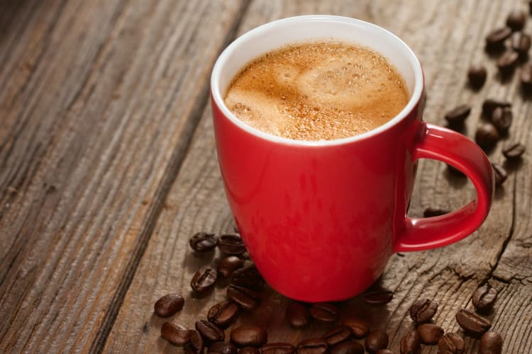 Tasse Kaffee mit Kaffeebohnen