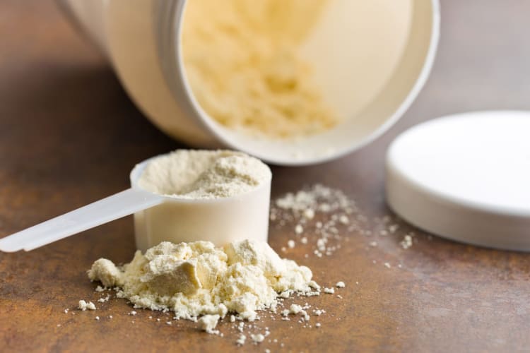 Veganes Bio-Proteinpulver in Messlöffel