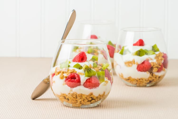Ein gesundes Frühstück bestehend aus Müsli, Joghurt und Obst.