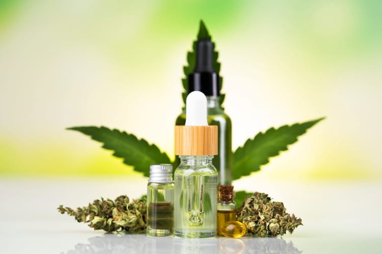  Flaschen mit CBD-Öl, Marihuana und Hanf null