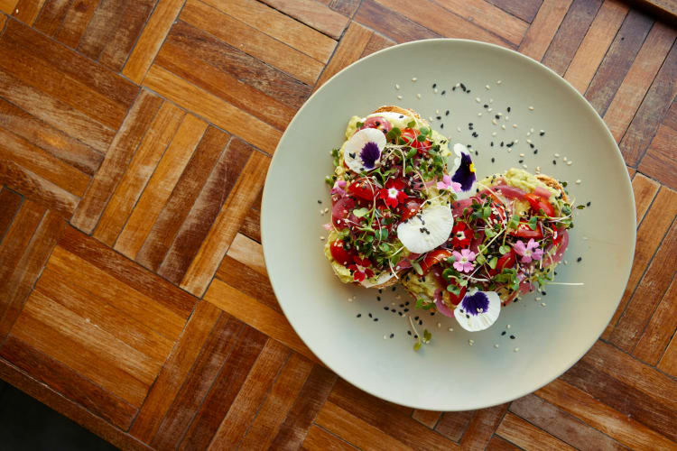 Lecker belegtes Brot mit essbaren Blüten null