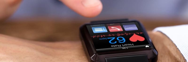 Person, die eine intelligente Uhr trägt, die die Herzschlagfrequenz anzeigt null
