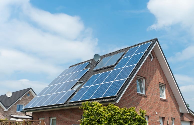 Solarpaneele auf dem Dach eines Hauses