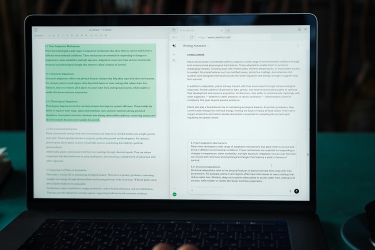 Laptop-Bildschirm mit Textentwurf und KI-Chat, ein markierter Abschnitt wird übernommen © Diana Light / Unsplash+