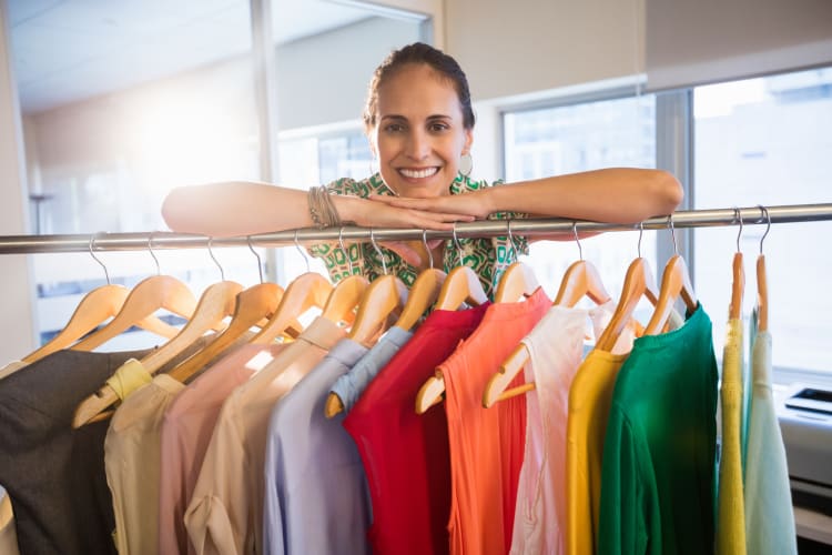 Frau posiert mit Kleidung in einem Geschäft null