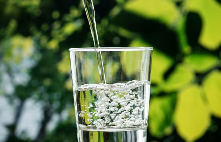 EIn Glas mit Wasser null
