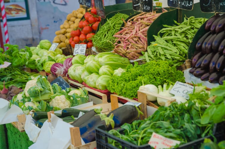 Obst und Gemüse am Marktstand null