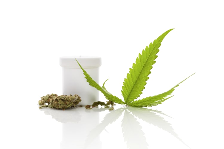  Medizinisches Marihuana. Cannabisknospen und Hanfblätter null