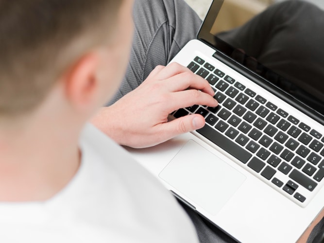 Mann der an Laptop im Freien arbeitet null