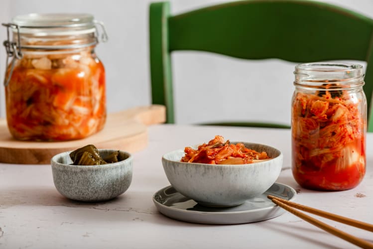 Fermentiertes Kimchi im Glas null