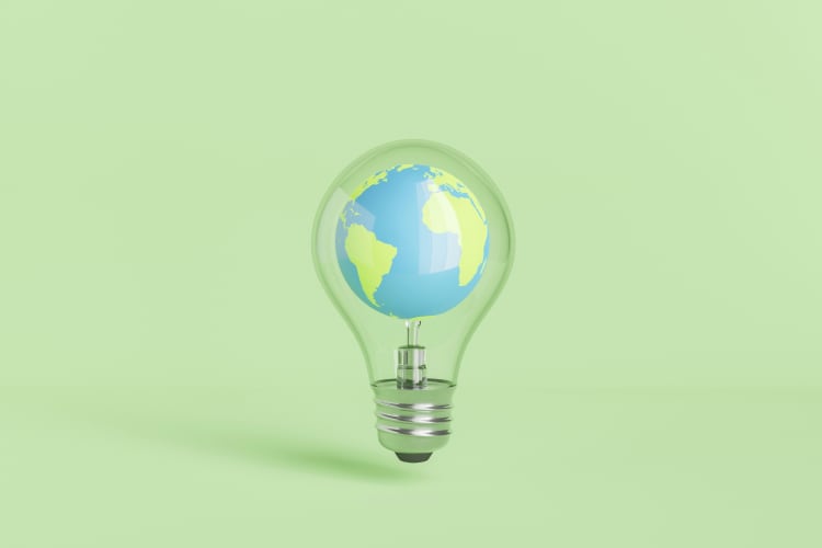 kleiner-runder-planet-erde-mit-kontinenten-und-blauen-ozeanen-in-glasgluhbirne null