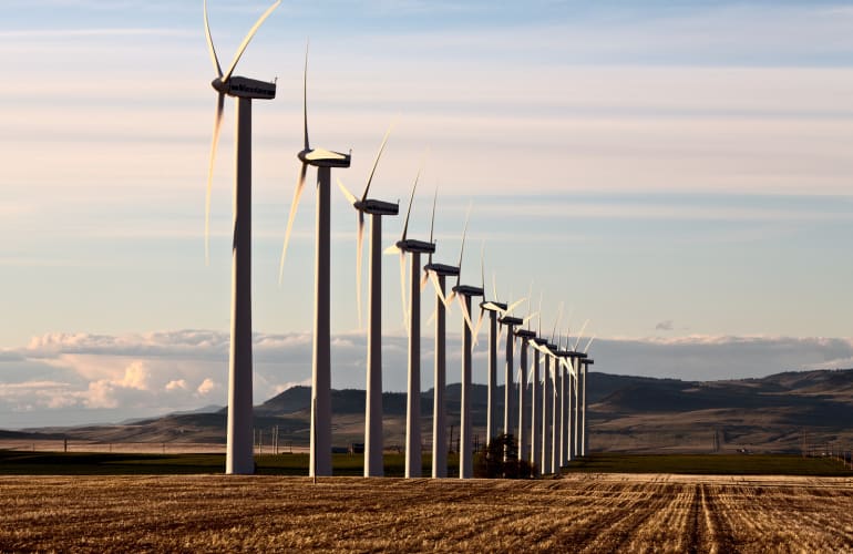 Windpark Kanada Pincher Creek Rocky Mountains Windenergie produziert Strom dann, wenn er erzeugt wird — nicht wenn er gebraucht wird. Batteriespeicher sollen diese Lücke schließen. Welche Technologie sich durchsetzt, ist offen.
