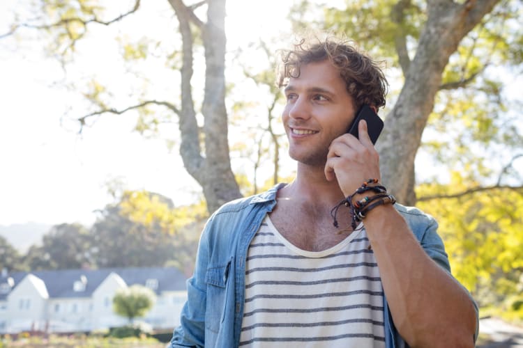 Mann telefoniert im Park null