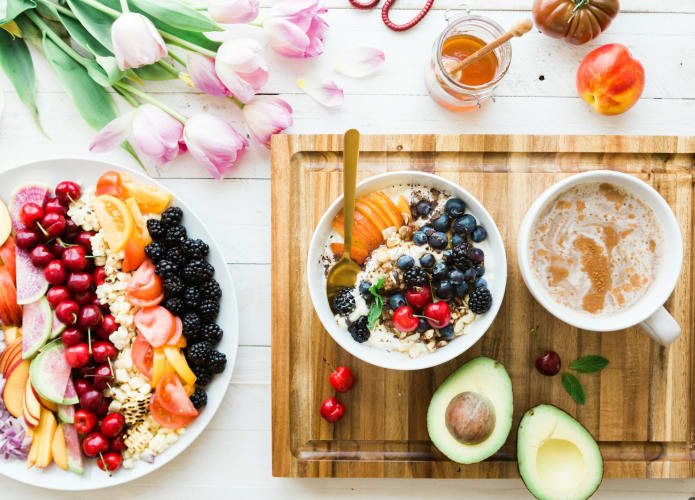 Beeren, Avocado, Müsli, Früchte, gesundes Frühstück Brooke Lark auf Unsplash