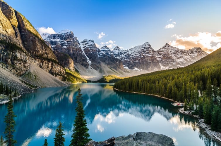 Landschaftsansicht des Moraine Lake und der Bergkette bei Sonnenuntergang in den kanadischen Rocky Mountains